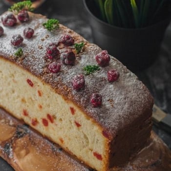 fruitcake has raisins and currants that are toxic to pets